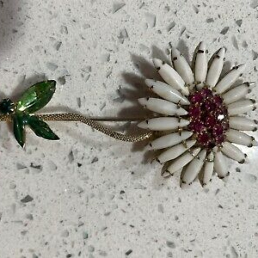 Unsigned schreiner daisy flower brooch